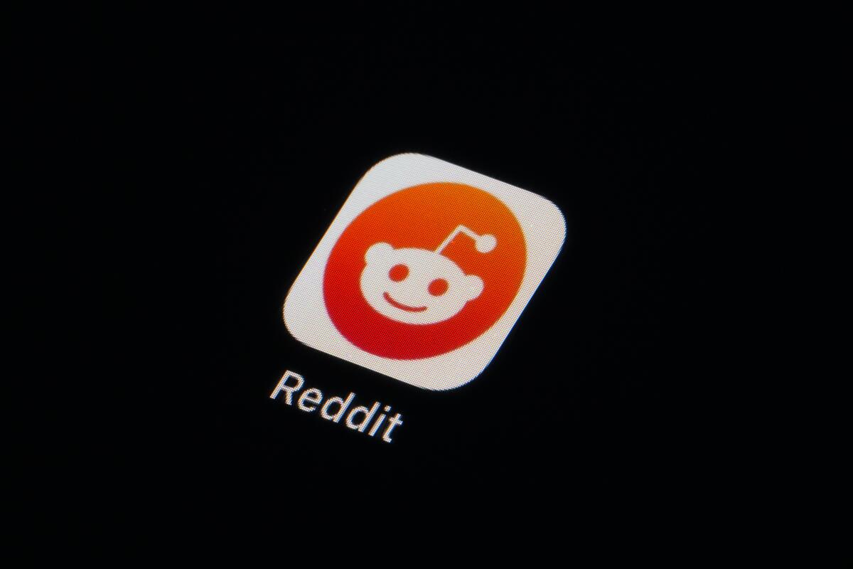 El ícono de la app Reddit aparece en un teléfono el 28 de febrero de 2023,