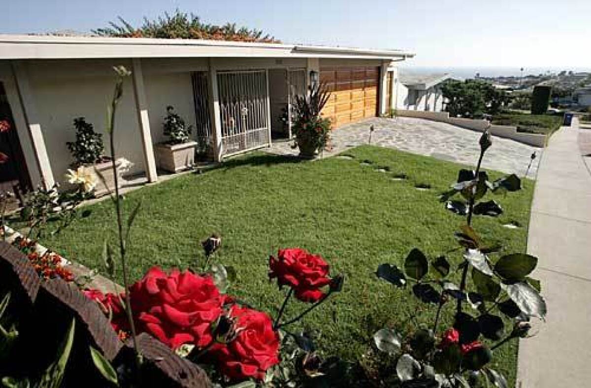 Tucked in above Pacific Coast Highway, Sunset Mesa is dotted with 1960s ranch-style homes. With no retail establishments to draw outsiders, it stays off the beaten track.