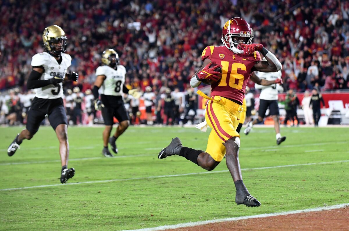 Trojans wide receiver Tahj Washington scores on a 61-yard touchdown catch against Colorado on Nov. 11, 2022.