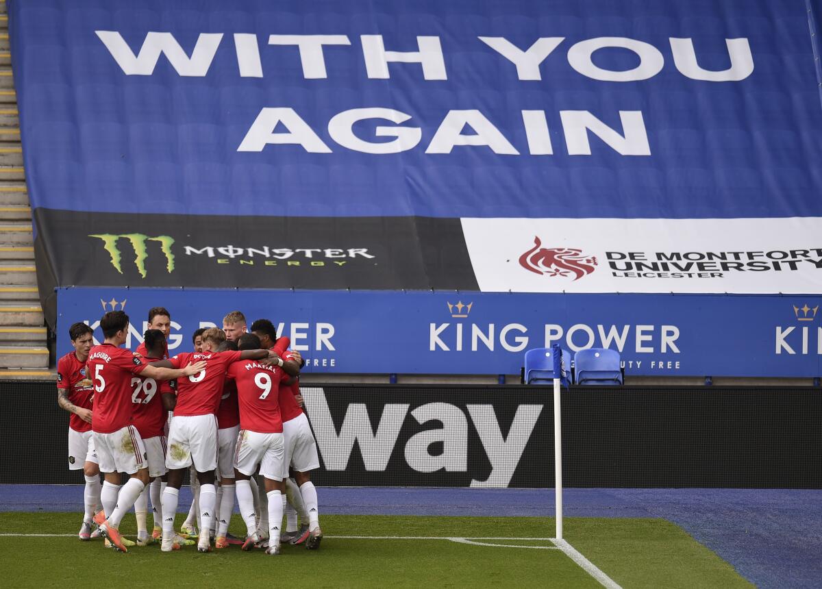 Bruno Fernandes del Manchester United celebra con sus compañeros tras anotar un gol de penal.