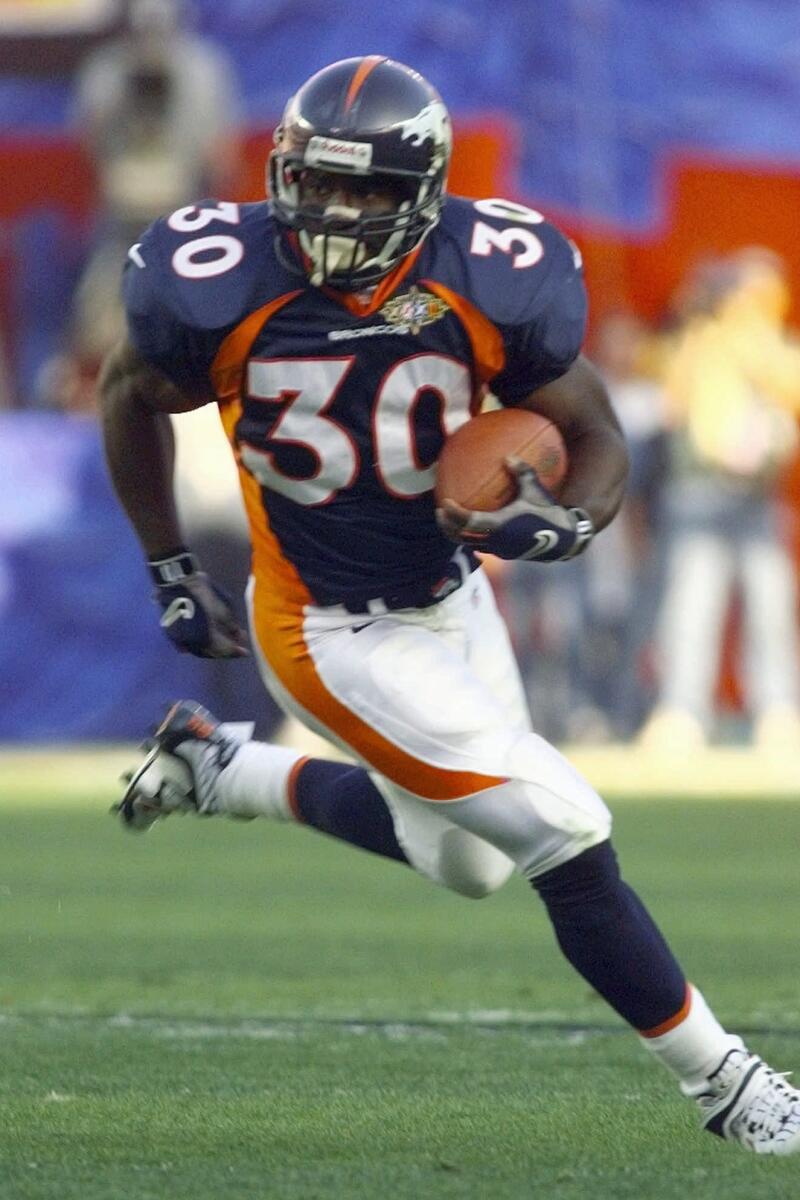 Terrell Davis'i geri çeken Denver Broncos, Super Bowl XXXII'nin ilk çeyreğinde Green Bay Packers'a karşı kısa bir kazanç elde ediyor.