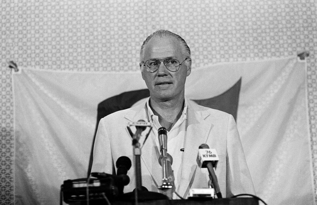 El comisionado de la MLB, Bowie Kuhn, habla durante una conferencia de prensa en San Diego el 19 de agosto de 1982.