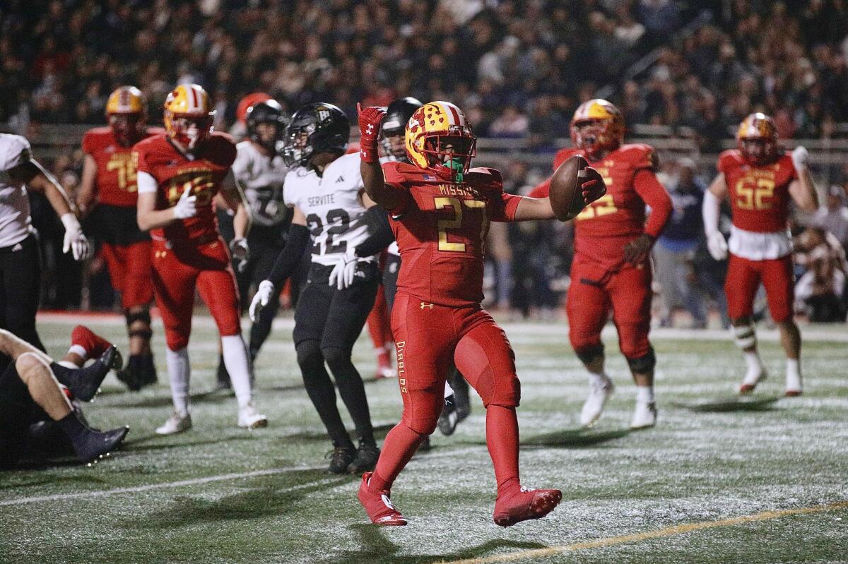 Mission Viejo running back Davonte Curtis celebrates his four-yard touchdown run in the second quarter Saturday night.