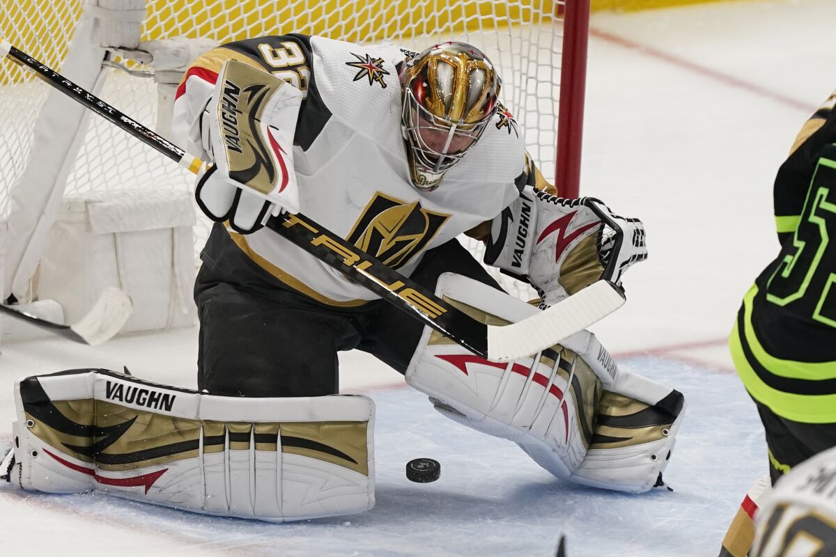 Le gardien de but des Golden Knights de Vegas Jonathan Quick effectue un arrêt contre les Stars de Dallas le 8 avril.