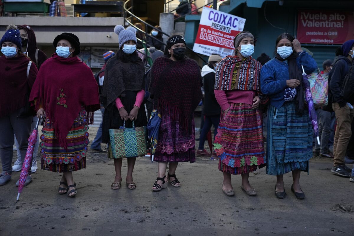 Mujeres bloquean la Carretera Interamericana como parte de una protesta nacional en Totonicapan, Guatemala, el jueves 29 de julio de 2021. La gente se manifiesta en contra del gobierno guatemalteco por la destitución del fiscal anti impunidad Juan Francisco Sandoval. (AP Foto/Moisés Castillo)