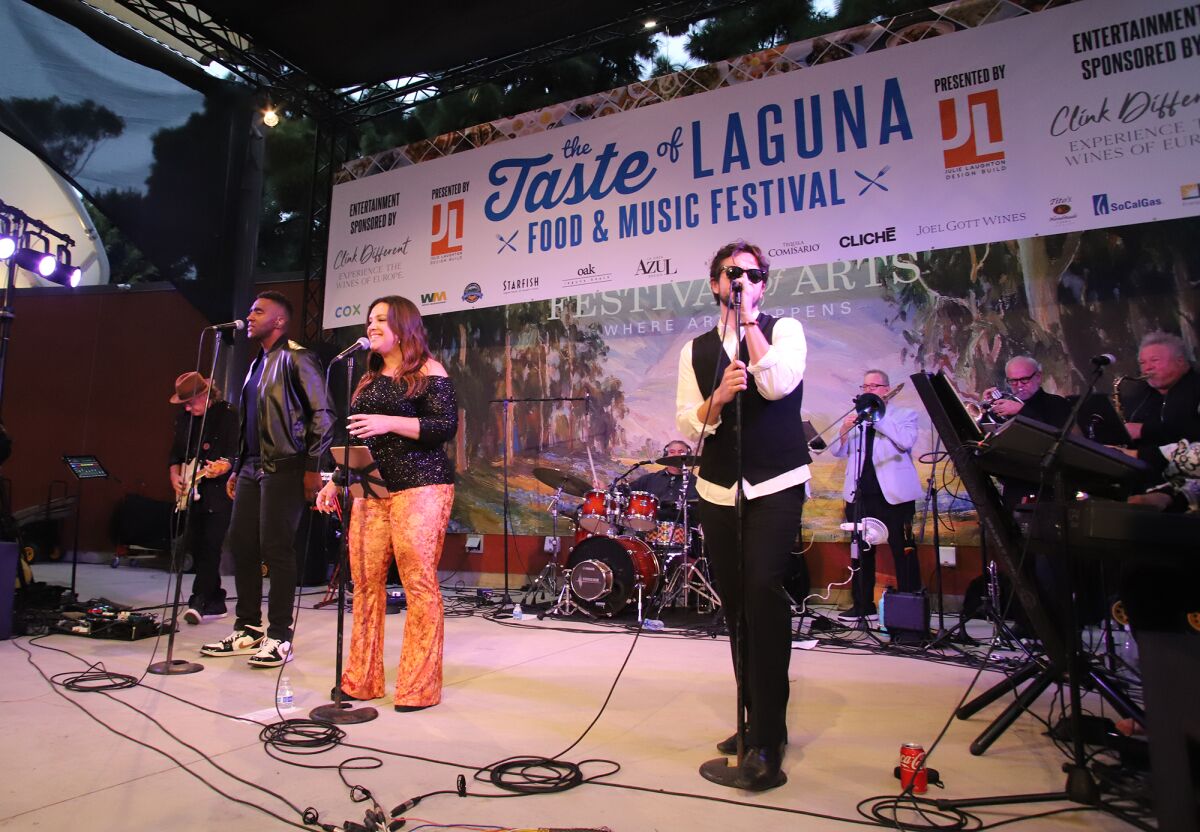 Giovedì i Mighty Untouchables si esibiscono durante il Taste of Laguna Food and Music Festival al Festival of Arts.