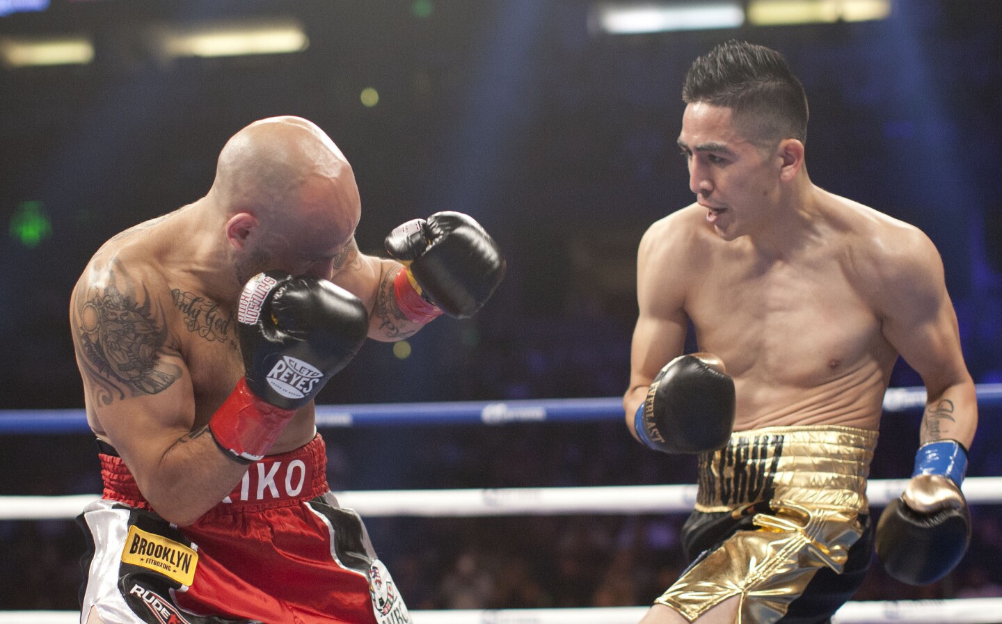 El boxeador Leo Santa Cruz (d) se enfrenta a Kiko Martínez (i), durante un combate de peso pluma que se disputa en el Honda Centerin en Anaheim, California (Estados Unidos).