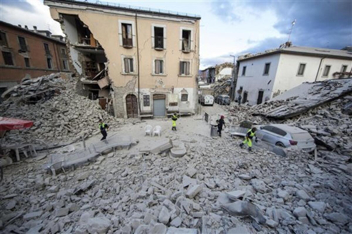 Un edificio se mantiene en pie luego de que parte de su estructura se derrumbase tras un sismo que remeció la localidad de Amatrice, en el centro de Italia, el 24 de agosto de 2016.