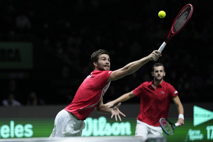 Los croatas Nikola Mektic y Mate Pavic enfrentan a los serbios Novak Djokovic 