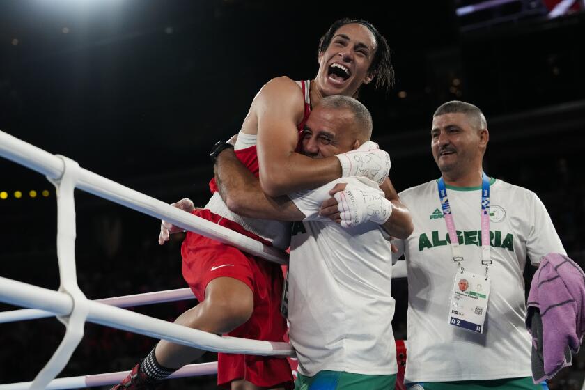 La argelina Imane Khelif celebra tras derrotar a la china Yang Liu para llevarse el oro en la final de la división de 66 kilogramos del boxeo de los Juegos Olímpicos de París, el viernes 9 de agosto de 2024. (AP Foto/Ariana Cubillos)