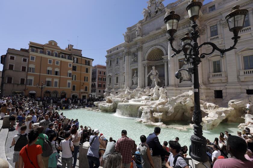 ARCHIVO - Turistas admiran la Fontana de Trevi el 7 de junio de 2017, en Roma. (AP Foto/Gregorio Borgia, archivo)