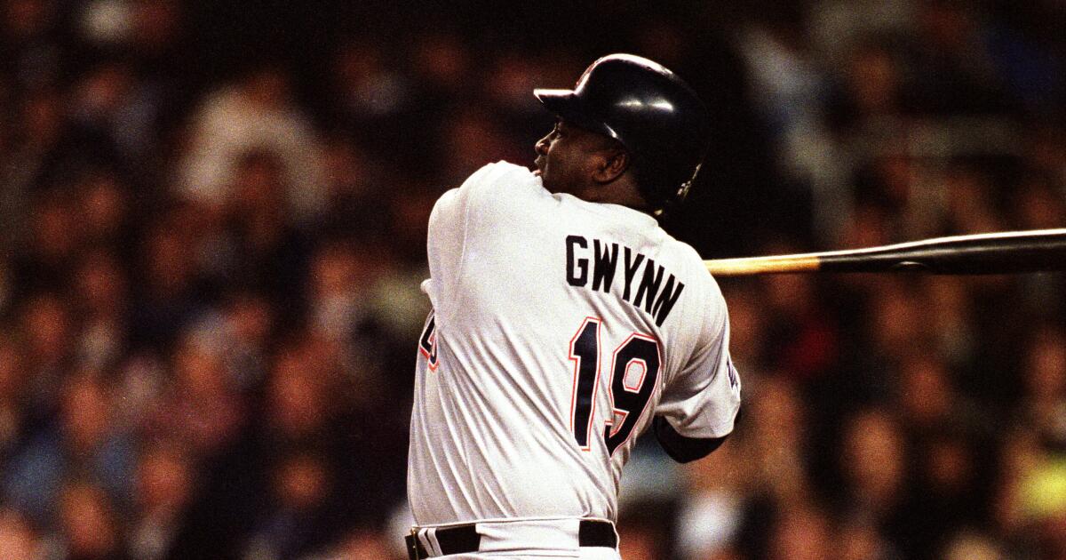 Tony Gwynn hits his first postseason homer in Game 1 of the 1998