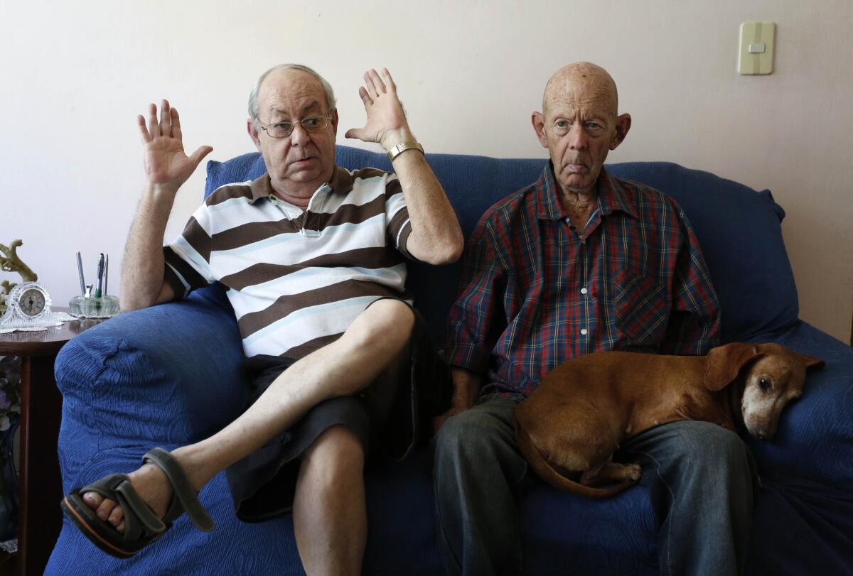 Otto Macías (der), veterano de la guerra de Vietnam que demandó a Estados Unidos para que le haga llegar su pensión a Cuba, fotografiado el 4 de febrero del 2016 junto a su hermano Humberto, con quien vive en La Habana. (AP Photo/Desmond Boylan)