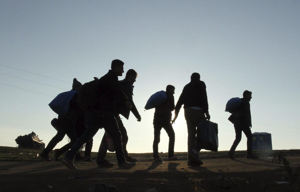 Vista de un grupo de refugiados que vienen de Macedonia y que han coseguido cruzar su frontera en la localidads de Presevo.