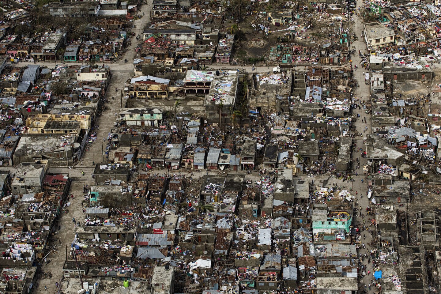 Imagen aérea suministrada por la MINUSTAH que muestra la ciudad de Jeremie (Haiti) en el oeste del país, que junto a Les Cayes, sufrió la mayor destrucción a consecuencia del huracán de categoría 4 Matthew. EFE/UN/MINUSTAH/Logan Abassi