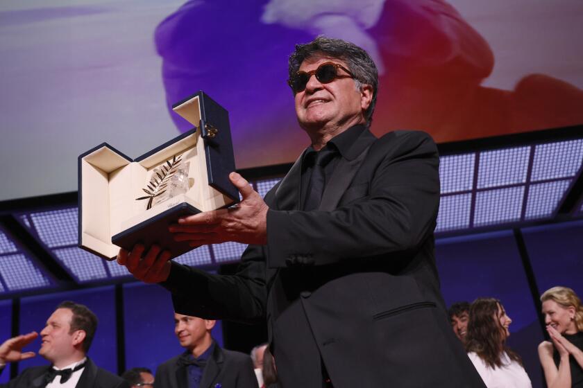 El director iraní Jafar Panahi, acepta la Palma de Oro 