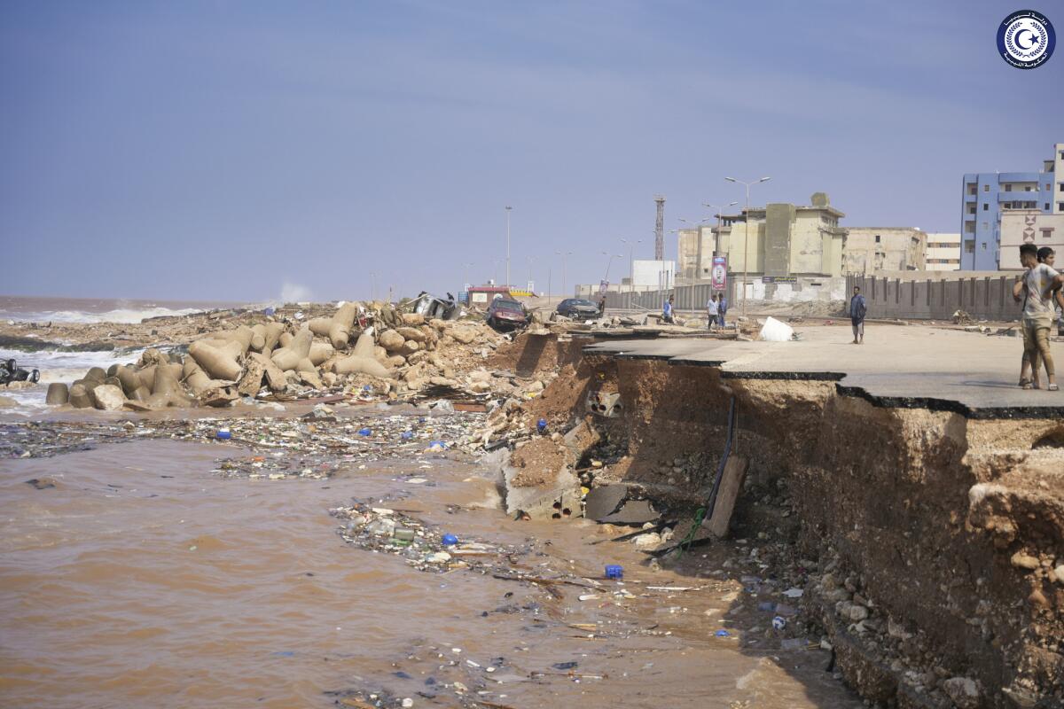 En esta imagen proporcionada por el gobierno libio, una carretera costera se ve destruida