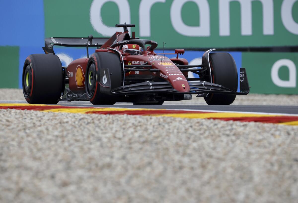 Charles Leclerc, de Ferrari, conduce en la segunda sesión de práctica para el Gran Premio de Bélgica 