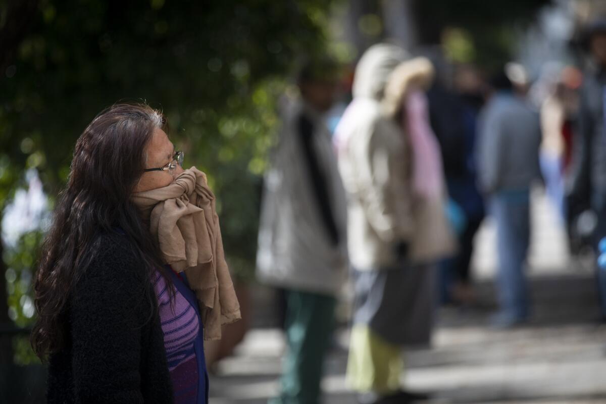 Las personas hacen fila para recoger comida para adultos mayores en el Centro Recreativo Jim Gilliam en Baldwin Village.