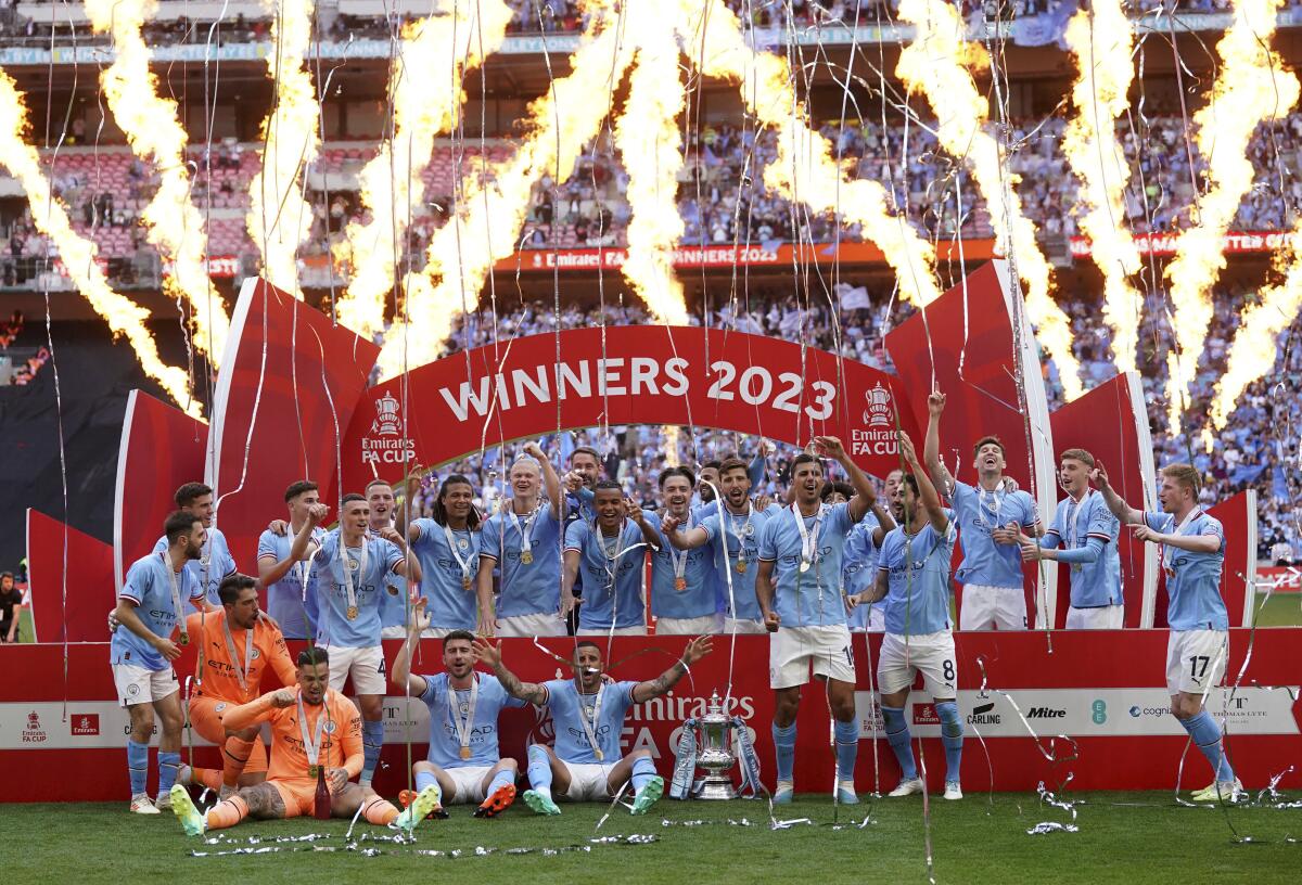 Jugadores del Manchester City celebran tras ganar la Copa FA en el Estadio Wembley 
