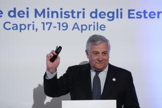 El ministro de Exteriores de Italia, Antonio Tajani, gesticula durante una conferencia de prensa tras la cumbre de los ministros de Exteriores del G7 en Capri, Italia, el 19 de abril de 2024. (AP Foto/Gregorio Borgia)