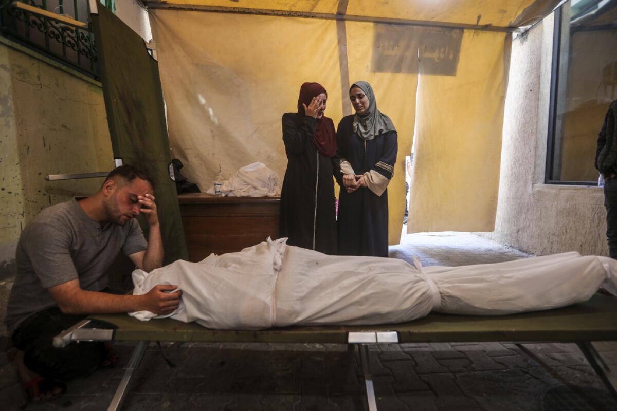 Palestinos lloran a familiares muertos