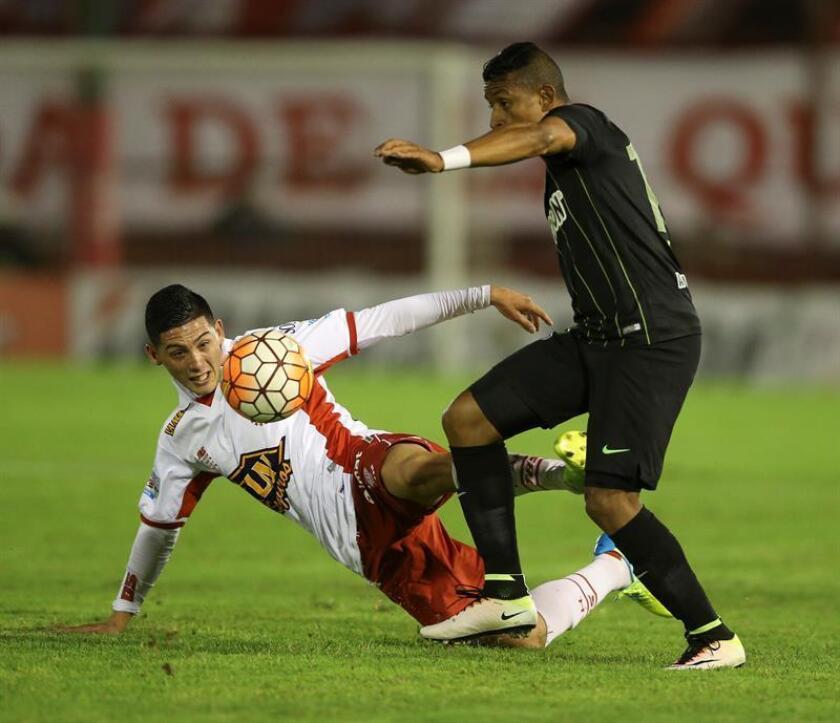 El jugador Hugo Nervo (i) de Huracán disputa el balón con Luis Ruiz (d) de Atlético Nacional de Colombia. EFE/Archivo