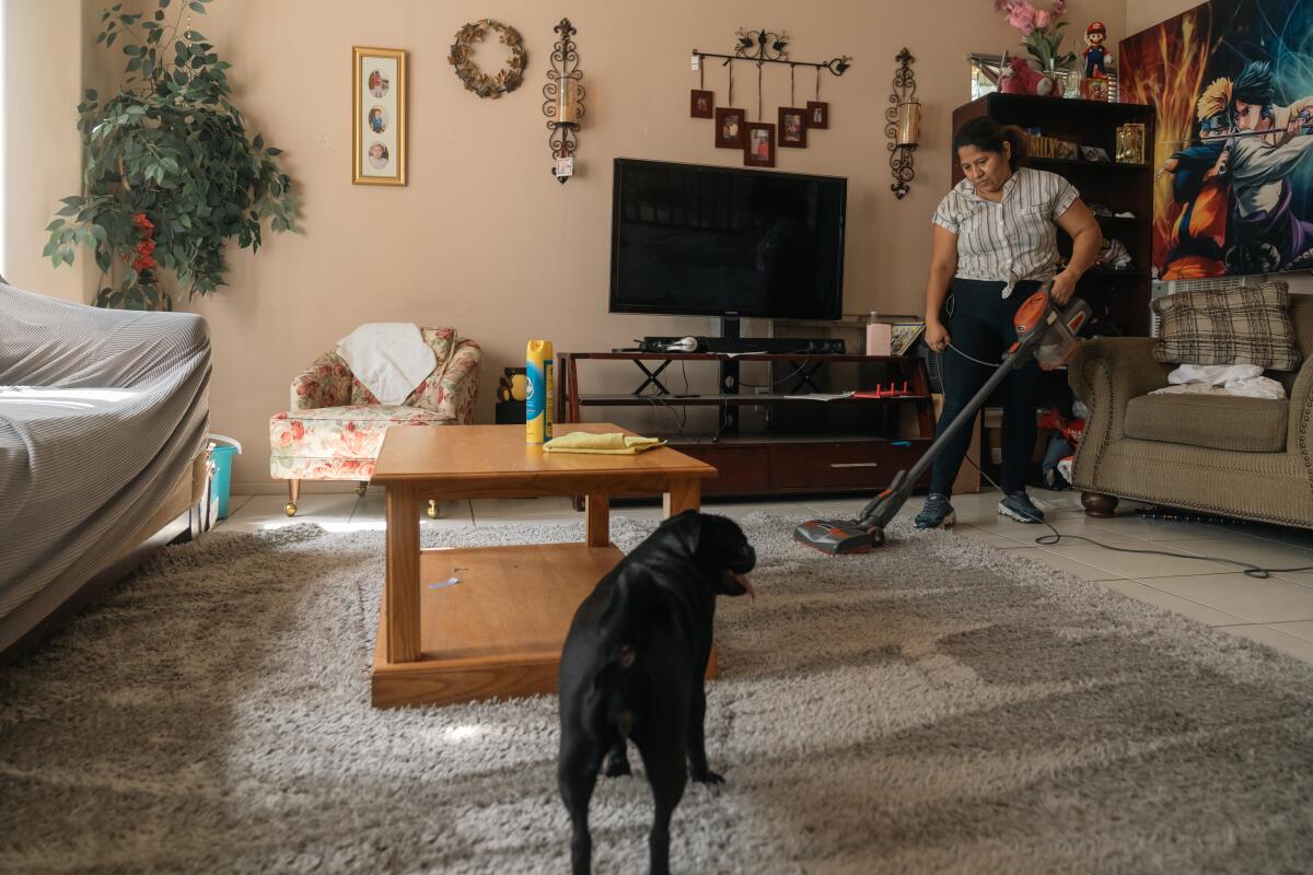 Yeni Linares, 46 años, activista y limpiadora de casas, limpiando su casa en Fontana, California, 31 de agosto de 2023.