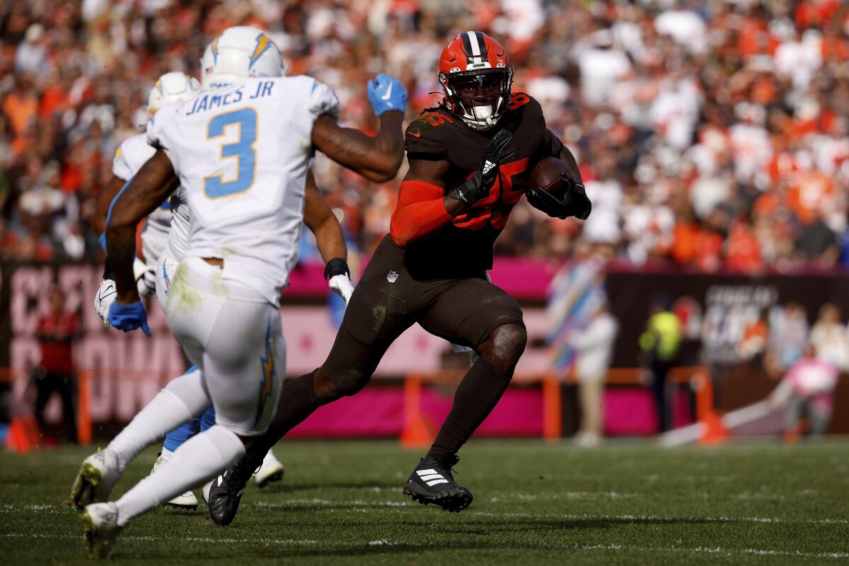 Cleveland Browns tight end David Njoku runs with the ball against the Chargers.