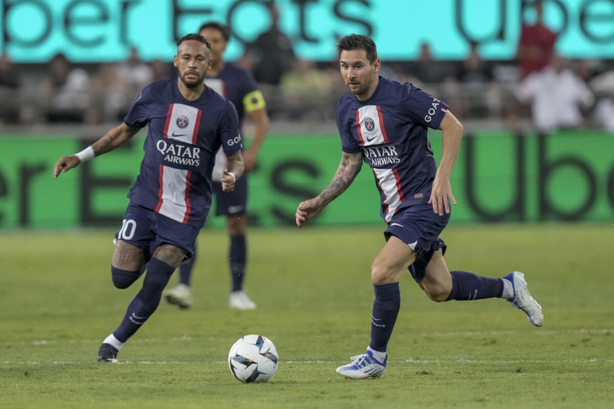 Lionel Messi avanza con el balón bajo la mirada de Neymar (10) en un partido del Paris Saint-Germain