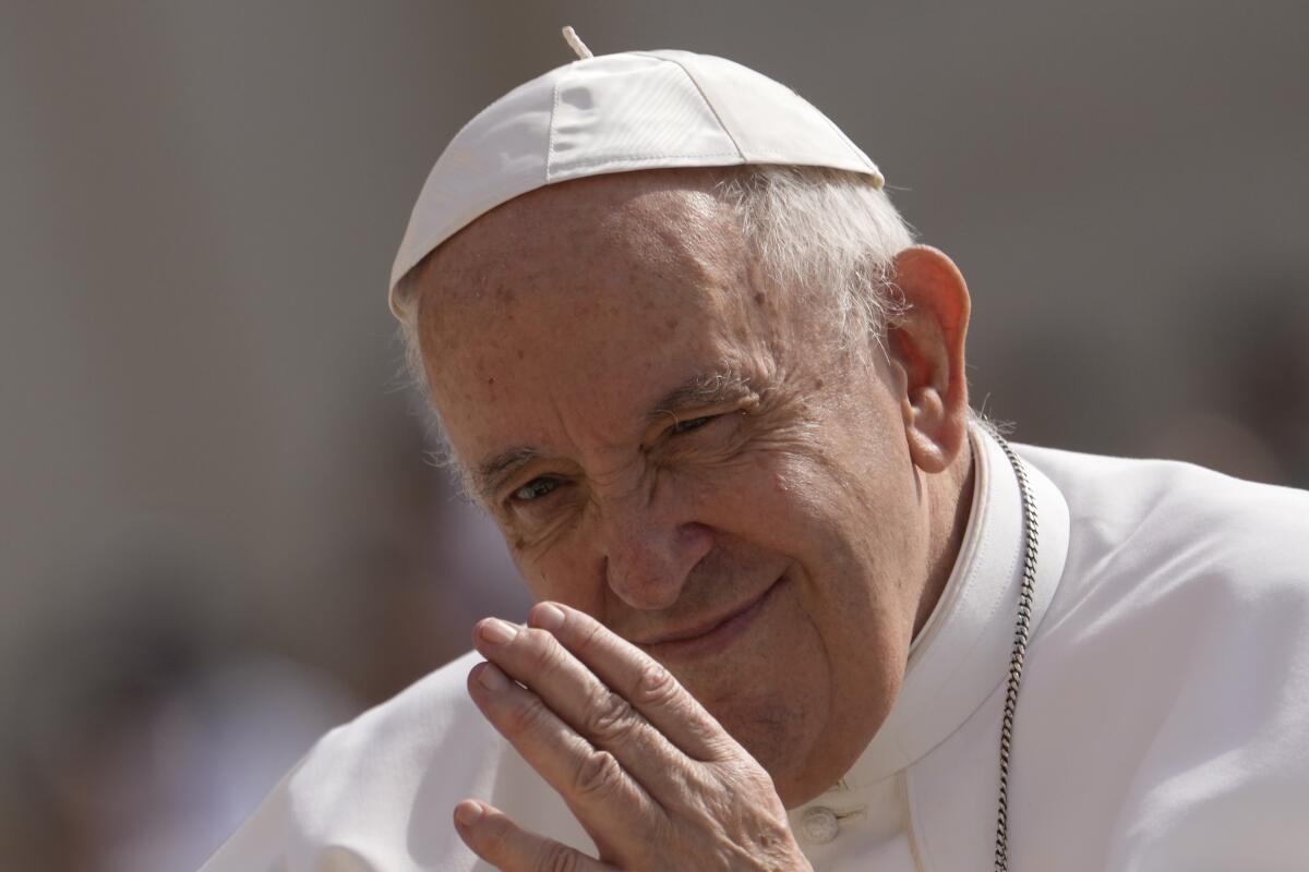 ARCHIVO - El papa Francisco participa en su audiencia general semanal en la Plaza de San Pedro