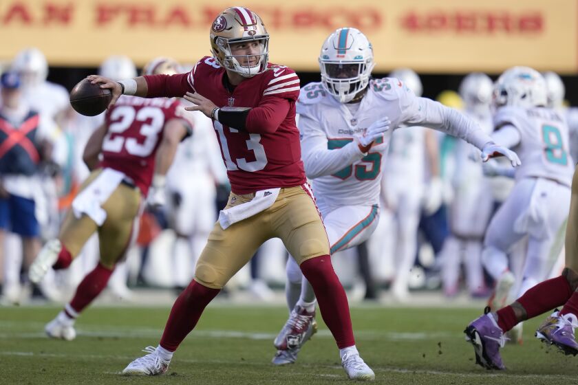 El quarterback de los 49ers de San Francisco Brock Purdy lanza un pase mientras lo intenta capturar el linebacker de los Dolphins de Miami Jerome Baker en el encuentro del domingo 4 de diciembre del 2022. (AP Foto/Godofredo A. Vásquez)