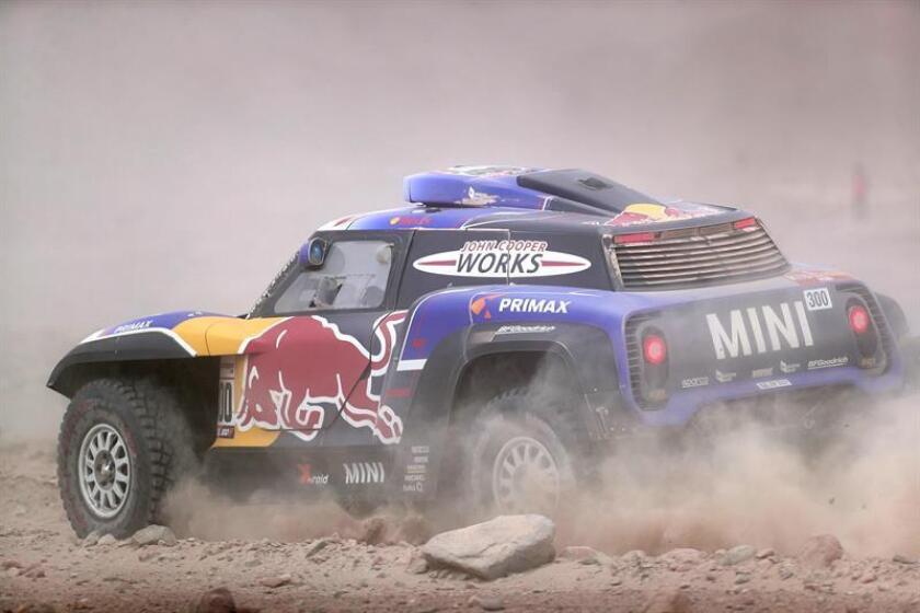 El español Carlos Sainz conduce su vehículo Mini hoy, durante la cuarta etapa del Rally Dakar 2019, que se corre entre Arequipa y Tacna (Perú). EFE