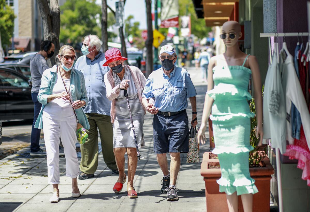 La gente camina por la calle India en el centro de San Diego.