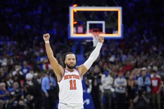 Jalen Brunson de los Knicks de Nueva York reacciona tras ganar el juego 6 de la serie de primera ronda ante los 76ers de Filadelfia el jueves 2 de mayo del 2024. (AP Foto/Matt Slocum)