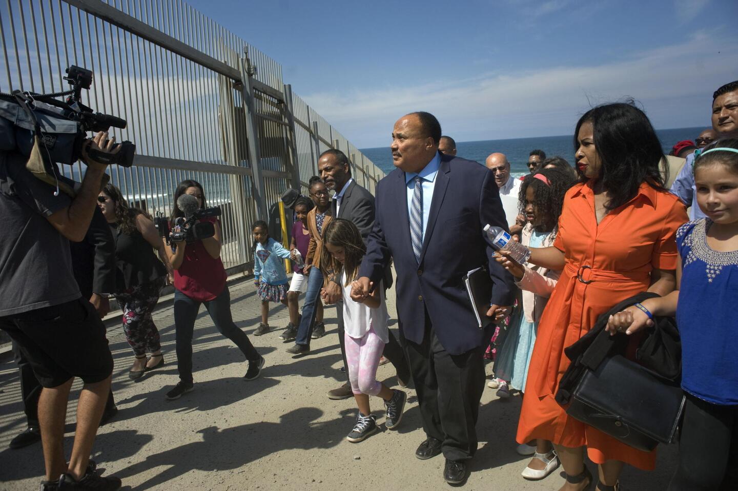 Martin Luther King III visita frontera entre Estados Unidos y México