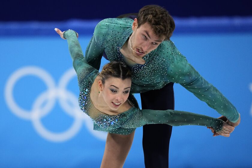 Los españoles Laura Barquero y Marco Zandron en la competencia libre por parejas en el programa de patinaje artístico de los Juegos Olímpicos de Invierno en Beijing el sábado 19 de febrero del 2022. (AP Foto/David J. Phillip)