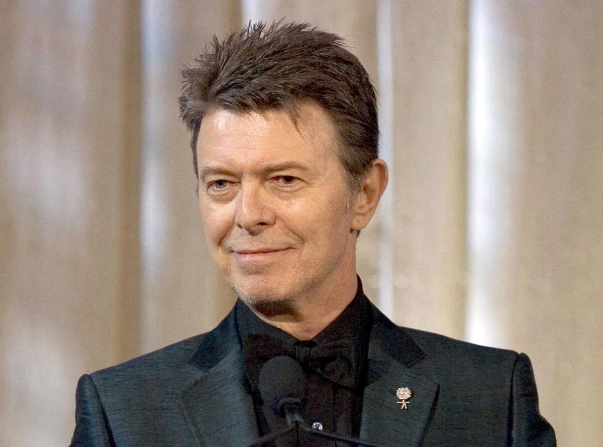 ARCHIVO - David Bowie acepta el galardón a la trayectoria profesional en la 11a.