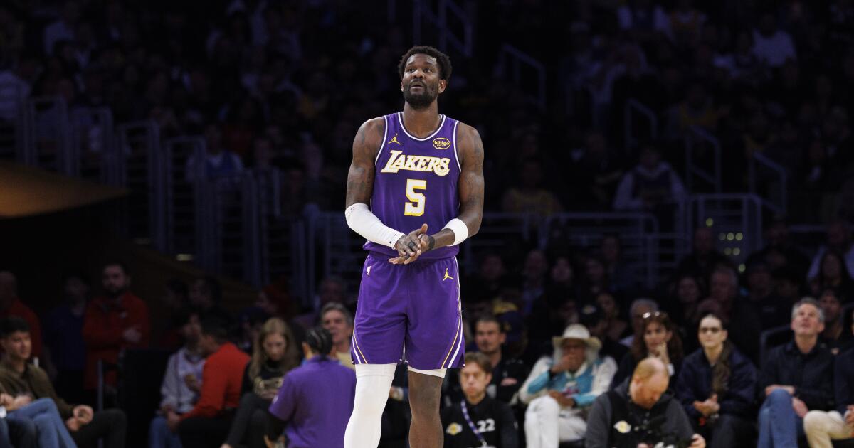 Ο Deandre Ayton των Λέικερς αποχωρεί εν μέσω εικασιών για τον ΛεΜπρόν Τζέιμς