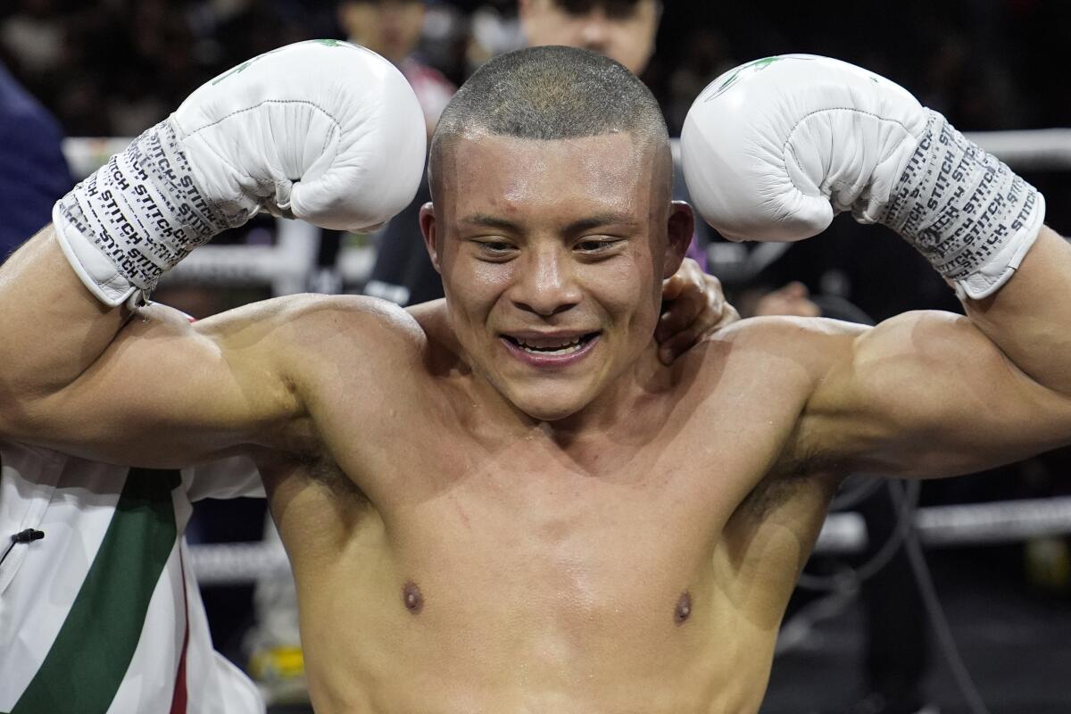 Isaac Cruz, of Mexico, celebrates after defeating  