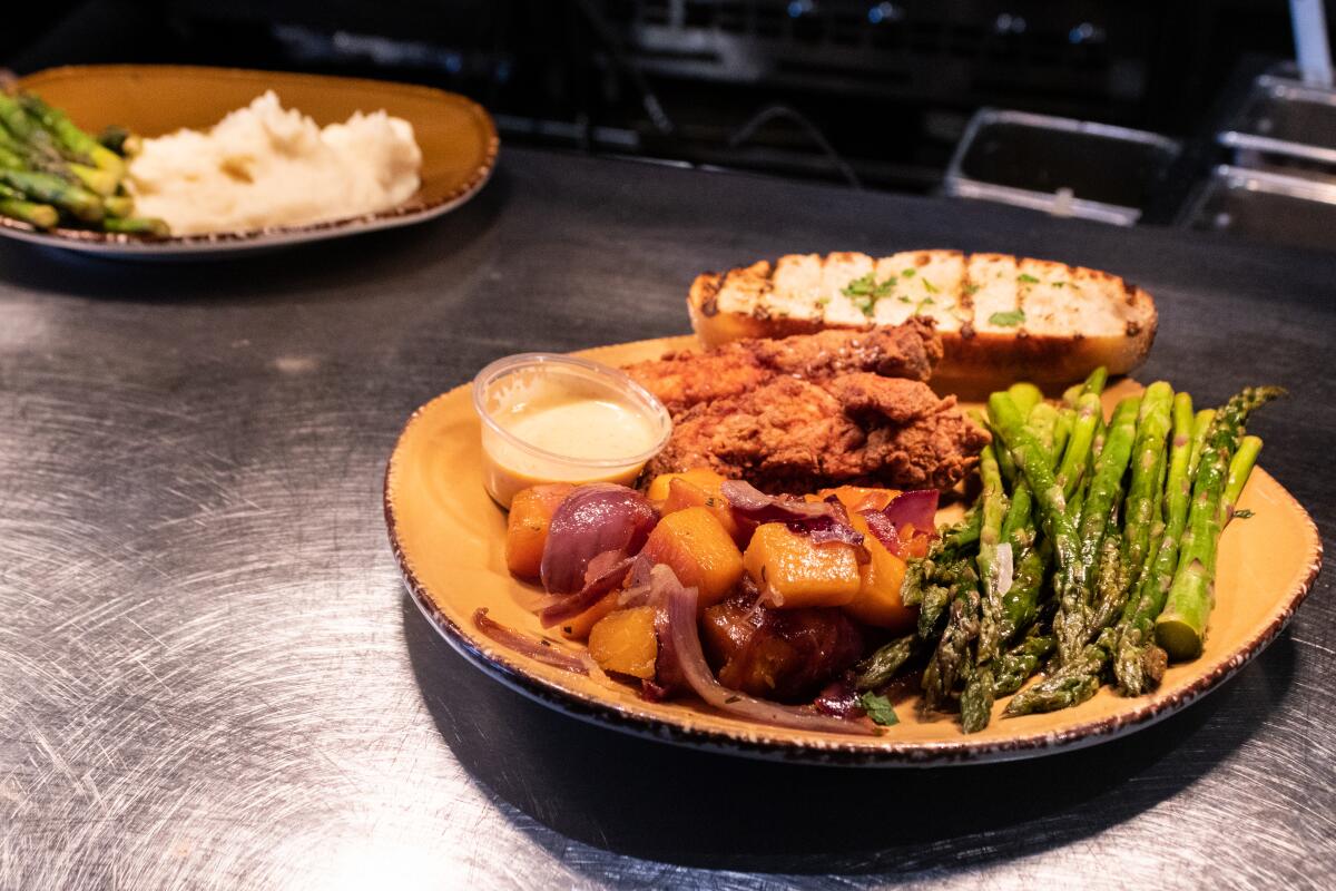 Two Tender Plate con calabaza butternut y espárragos, parte del menú Everyday Value de Urban Plates.