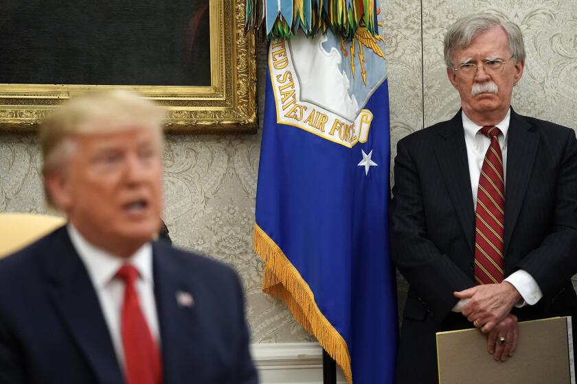 El asesor de seguridad nacional de Estados Unidos, John Bolton, escucha al presidente estadounidense Donald Trump hablar con la prensa el 10 de julio de 2019 en Washington, DC. (Chip Somodevilla/Getty Images/TNS) ** OUTS - ELSENT, FPG, TCN - OUTS **