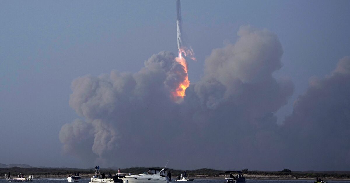 Die gewaltige Starship-Rakete von SpaceX verlässt die Startrampe, explodiert aber schließlich