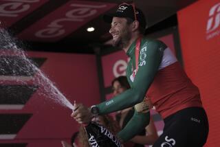 El italiano Filippo Ganna celebra al ganar la 14ma etapa del Girok de Italia en Desenzano del Garda, Italia el sábado 18 de mayo del 2024. (Massimo Paolone/LaPresse via AP)