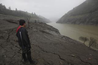 Un hombre se encuentra en las orillas expuestas del embalse de Mazar, en la provincia de Azuay de Ecuador, el miércoles 17 de abril de 2024. Ecuador comenzó el martes a racionar la electricidad en las principales ciudades del país debido a que una sequía limita la producción en las plantas hidroeléctricas. (AP Foto/Xavier Caivinagua)