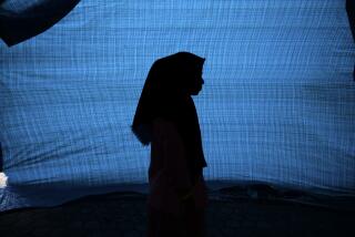 N, una refugiada de etnia rohinya de 12 años, identificada por The Associated Press solo con su inicial por ser sobreviviente de una agresión sexual, en su tienda en un refugio temporal en Meulaboh, Indonesia, el 4 de abril de 2024. (AP Foto/Reza Saifullah)