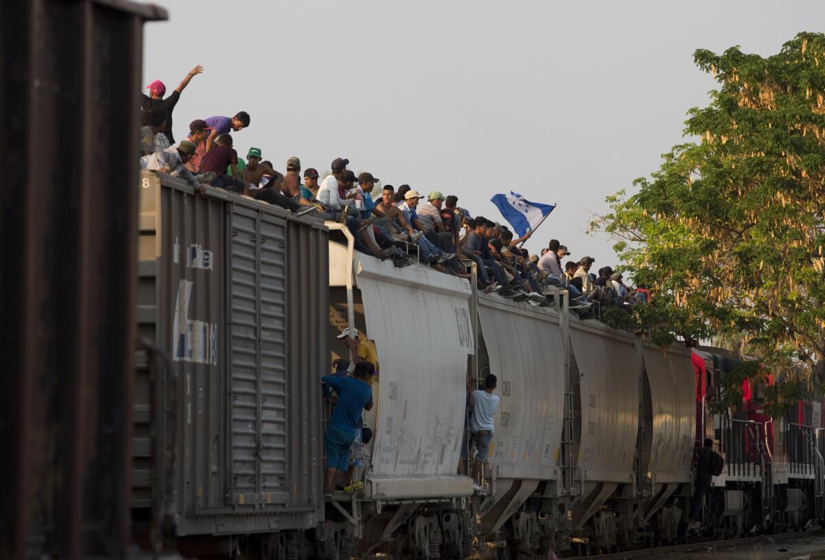 ARCHIVO - Migrantes centroamericanos montados sobre un tren de carga en su ruta hacia la frontera 