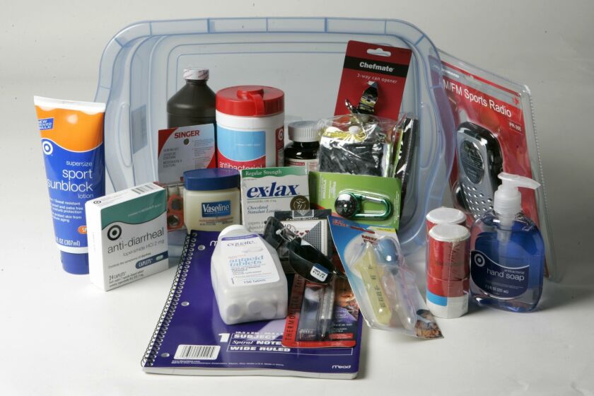 Nunca está de más preparar un kit de emergencia. Hay que revisarlo y reciclar sus elementos perecederos regularmente.