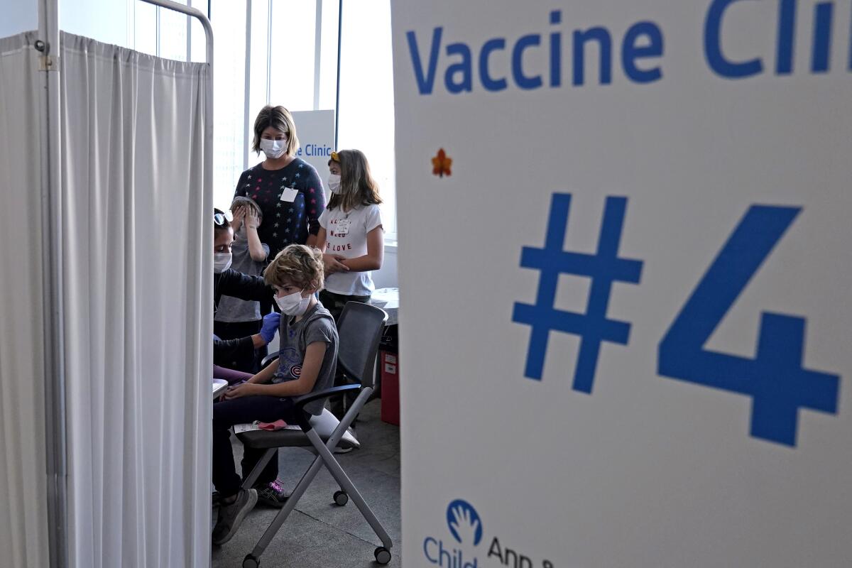 ARCHIVO - Graham Roark, de ocho años, recibe la vacuna de Pfizer contra el COVID-19