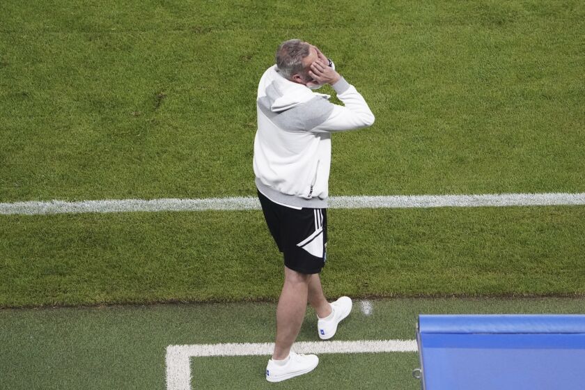 El técnico del Hamburg Tim Walter hace un gesto después de que el equipo no logró remontar al Stuttgart para ascender a la Bundesliga en el playoff el lunes 5 de junio del 2023. (Marcus Brandt/dpa via AP)